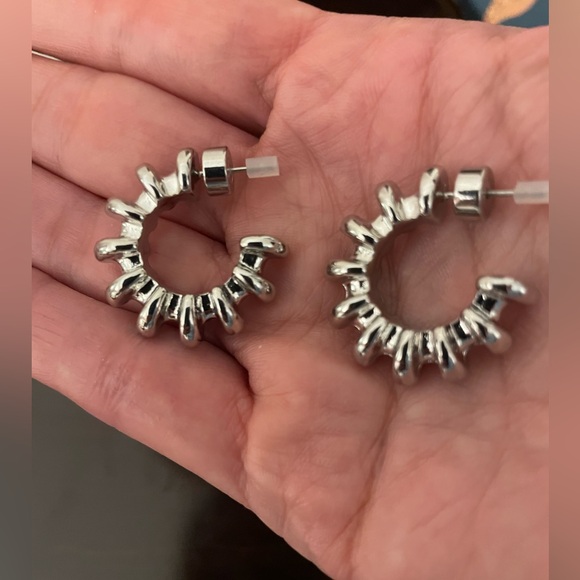 House of Harlow - 2 Pairs of earrings: Gold and Silver Earrings - Picture 5 of 7